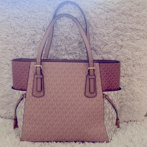 Like New! Michale Kors Jet Set with Wallet - Picture 4 of 9